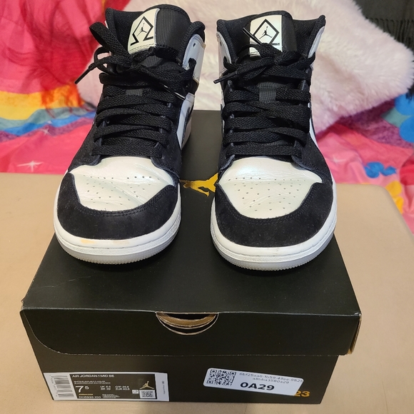 Air Jordans 1 Mid - Picture 1 of 12